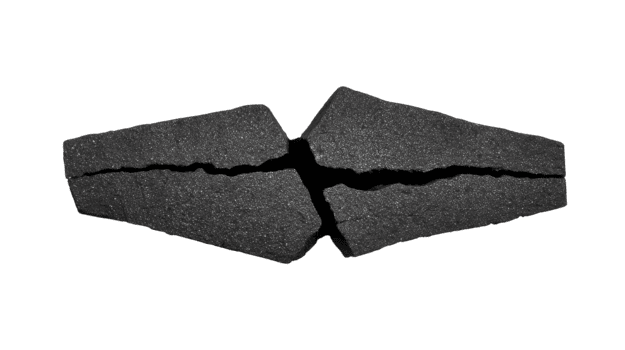 geknackt schwarz Stein Textur mit Rau Oberfläche, isoliert auf transparent Hintergrund, symbolisieren Zerbrochenheit, Stärke, und Widerstandsfähigkeit, geeignet zum Design oder Hintergrund verwenden png