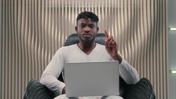 futurism allvarlig afrikansk amerikan man med bärbar dator skakning finger Nej förneka vägra i trogen studio manlig kille med modern innovativ dator cyberrymden nekas svar inte instämmer inte alls säkerhet databas video