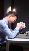 vertikal man slåss författarens blockera, skrynkling papper över ett gammal skrivmaskin på en dämpa skrivbord, utmattad och frustrerad medan sökande för inspiration under deadline tryck video