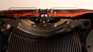 stänga upp topp se av ett gammal manuell skrivmaskin visning dess invecklad mekanisk typfält, papper, och bläck band, symboliserar skrivning och klassisk kommunikation video
