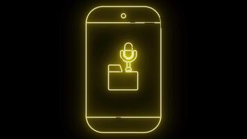 een gloeiend geel schets van een smartphone weergeven een microfoon icoon over- een map reeks tegen een donker backdrop video