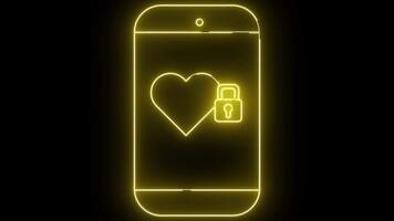 schema di un' smartphone con un' cuore e serratura icona illuminato nel neon giallo su un' nero sfondo video