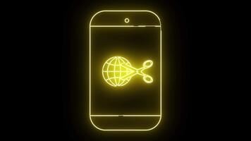 lysande gul översikt av en smartphone med en klot och sax ikon i dess Centrum mot en svart bakgrund video