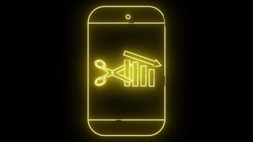 lysande gul smartphone översikt visning sax skärande en nedåtgående Graf på en svart bakgrund video