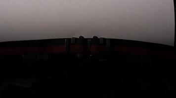 en stänga upp av en skrivmaskin med en tom ark av papper video