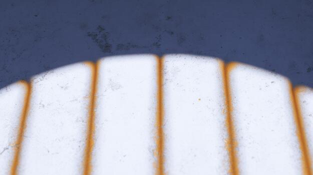 detallado textura de un circular blanco superficie debajo ligero foto