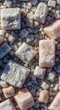 cerca arriba ver de áspero angular y resistido piedras dispersado a través de un texturizado suelo superficie en natural ligero foto