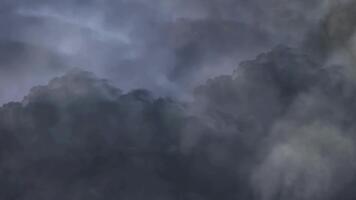 en se av en molnig himmel med mörk storm moln och en ljus öppning i de Centrum av de moln video