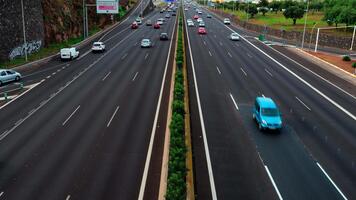 aereo Visualizza di un' occupato autostrada con multiplo corsie e vario veicoli durante il giorno video