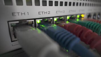 Nahansicht von Fachmann Netzwerk Router mit aktiv Ethernet Häfen und blinkend LED Indikatoren, präsentieren Daten Konnektivität und Infrastruktur video