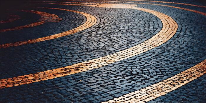 un detallado cerca arriba de un oscuro guijarro calle con sorprendentes curvo amarillo líneas creando un dinámica modelo foto