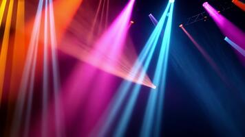 vibrerande skede lampor skapa dynamisk atmosfär med färgrik balkar av belysning, förstärkning spänning av prestanda och fyllning Plats med energi. video