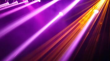 dynamisk belysning vibrerande lila och gul ljus balkar skapa spännande atmosfär på skede, förstärkning prestanda med energi och djup video