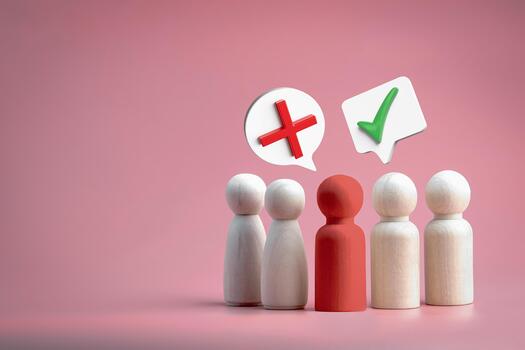 grupo de de madera muñeca con cheque marca y cruzar. Derecha y incorrecto concepto. listas de control, aprobación liza, y académico prueba. foto