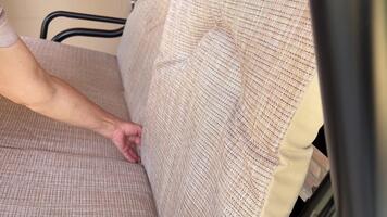 bearbeta steg förbi steg instruktioner trädgård gunga. montering en gunga skicklig arbetstagare är fokuserade på montering rymlig bakgård. strukturera inkluderar gungor video