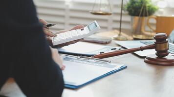 en domarens klubban är Begagnade till Beräkna de belopp av pengar skyldig till en klient video