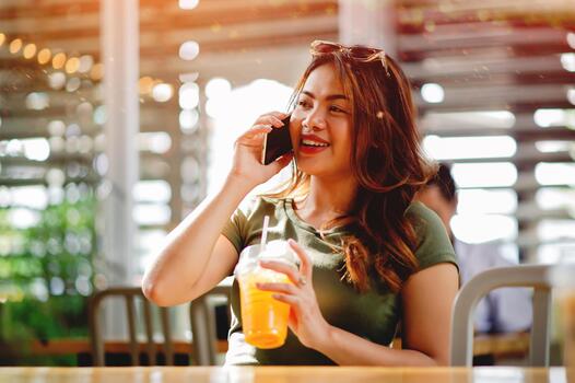 vocación y en línea comunicación vía teléfonos inteligentes, social medios de comunicación y redes, en línea compras y bancario. foto