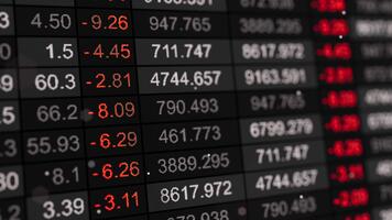 senza soluzione di continuità ciclo continuo 3d animazione di un' azione mercato telescrivente tavolo con arancia rosso negativo prezzo i cambiamenti e numerico righe su un' buio schermo, ideale per commercio, finanza, notizia, e analitica. video