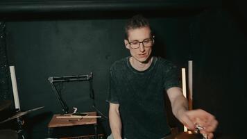 artist aktivt manipulera pinnar och ljud till hantverk uppfinningsrik rytmisk mönster och gester video