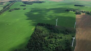 topp se av väderkvarnar stående i en fält under de dag till generera elektricitet i ett miljömässigt vänlig sätt. grön energi video