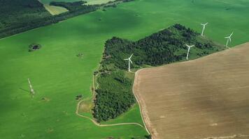 topp se av väderkvarnar stående i en fält under de dag till generera elektricitet i ett miljömässigt vänlig sätt. grön energi. Vitryssland video