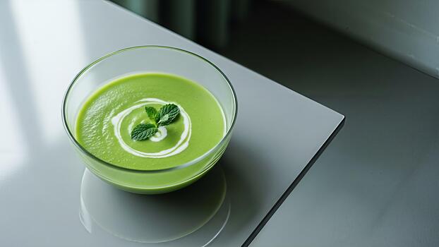 refrescante verde sopa con menta adornar en un vaso cuenco en pulcro superficie mínimo foto