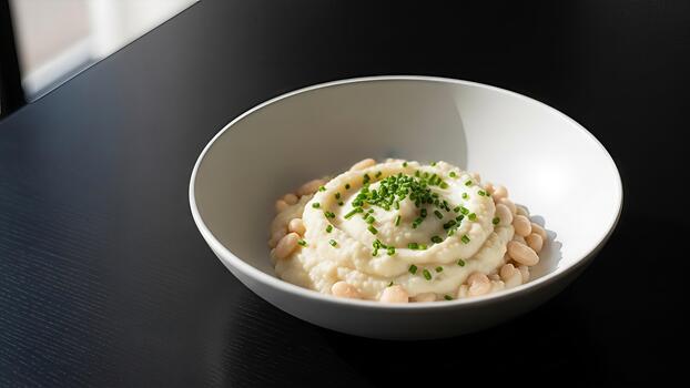 elegante presentación de frijol puré con cebollín en un minimalista ajuste para culinario arte foto