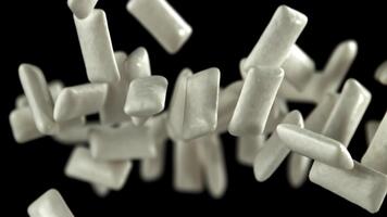 tugga tandkött flyga på en svart bakgrund. filmad på en hög hastighet kamera på 1000 fps. hög kvalitet full HD antal fot video