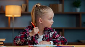 aktiva caucasian liten unge dotter flicka barn komma upp med aning teckning med markör skapa bild dra använder sig av röd känt penna Lycklig utgifterna tid i kväll Hem hitta insikt njuter konst hobby studie video