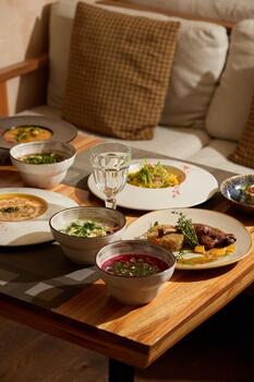 experiencia un delicioso formación de diverso global cocinas desplegado en un rústico mesa ajuste foto