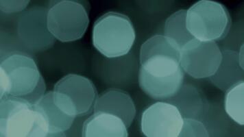 resumen verde azulado bokeh luces reluciente en un oscuro fondo, creando un fascinante y etéreo visual efecto. video