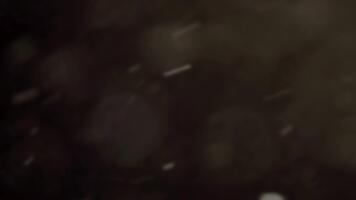 oscuro resumen antecedentes con sutil ligero partículas y polvo flotante en el aire, creando un misterioso y atmosférico visual efecto. video