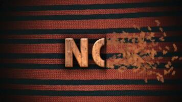 brev n och c upplösande in i ett abstrakt moln av partiklar på en randig bakgrund video