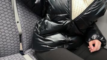 separare posti a sedere posizioni con bracciolo. pieghevole bracciolo su treno con sedili. persona mano inferiore pieghevole bracciolo per confortevole braccio riposo. personale spazio su pubblico trasporto video