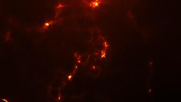 brinnande rök och flammande partiklar drift dramatiskt i en sömlös slinga, skapande explosiv värme och filmiska förstörelse. perfekt intensiv vfx element för trailers och verkan bilder. video