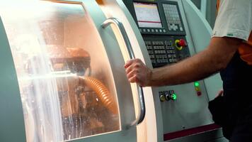 en man är arbetssätt på en maskin den där är i en fabrik video
