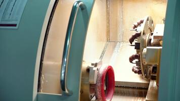 en maskin den där är i de bearbeta av framställning något video