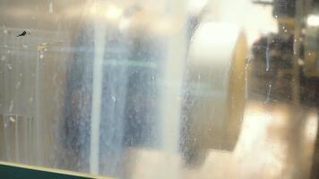 en stänga upp av en fönster med en reflexion av en klocka video