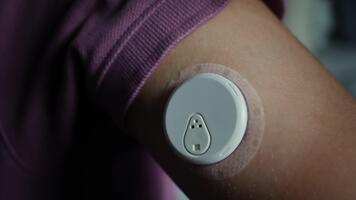 glukos övervakning lappa på ärm. närbild sekvens av wearable hälsa teknologi video