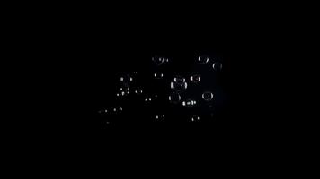 abstrakt bubblor flytande i mörk Plats med subtil ljus reflektioner. video