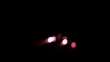 astratto rosa e rosso bokeh luci sfocatura nel movimento su un' buio sfondo video