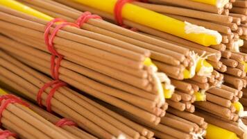 vibrerande buntar av färgrik rökelse pinnar anordnad i en fängslande visa. de bild ställer ut en mängd av nyanser och texturer, skapande en visuellt lockande och aromatisk scen. video