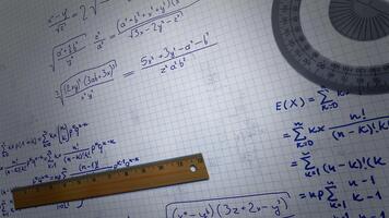 relatore per parere utilizzando strumenti per costruire preciso geometrico schematico video