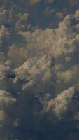 prendere immagine di nube forme e formazioni visto a partire dal aereo finestra con drammatico illuminazione video