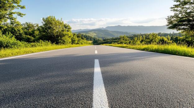 un vacío la carretera con blanco líneas corriendo abajo eso foto