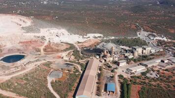 antenn se webbplats, vattenfylld stenbrott förbi industri, omgivande landskap med bearbetning anläggningar synlig, Översikt av brytning område med vatten och infrastruktur funktioner video