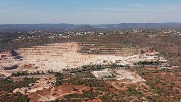 antenn stenbrott se, över huvudet brytning webbplats perspektiv, hög vantage punkt visa upp utgrävning detaljer, topdown se fångande invecklad layout av stenbrott och dess omgivande miljö video