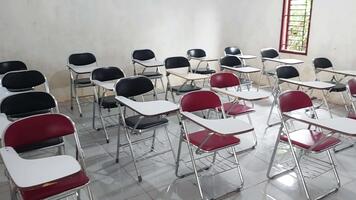 il aula atmosfera è visibile e il sedie siamo vuoto. video