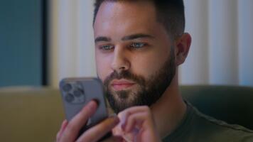 caucásico hombre móvil teléfono usuario teléfono inteligente Teléfono móvil social redes en línea Internet web navegador desplazamiento comunicar distancia adiccion conexión insomnio tecnología inalámbrico mensaje chateando video