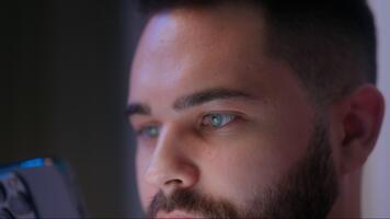 cerca arriba hombre chico masculino usuario móvil teléfono teléfono inteligente tecnología web en línea Internet social redes visión ojos adicto atascado noche insomnio hojeada virtual ciberespacio vista conectado acecho cara video